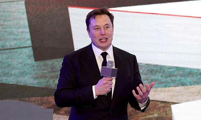 Elon Musk announcing his plan to distribute SpaceX shares to American children