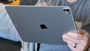 iPadOS 27 AirPlay Bug Exposes Private Screens