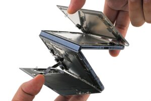 iFixit Teardown Reveals iPhone Duo Hinge Secrets and Repairability